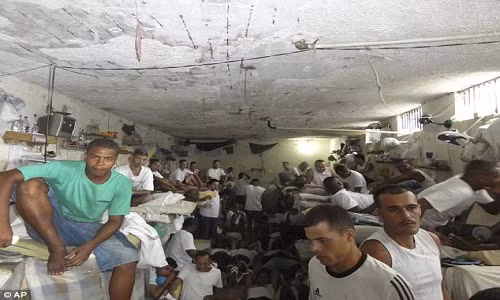 Các tù nhân sống chen chúc, ngột ngạt trong một nhà tù quá tải ở Brazil có tên Instituto Penal Placido de Sa Carvalho thuộc thành phố Rio de Janeiro.