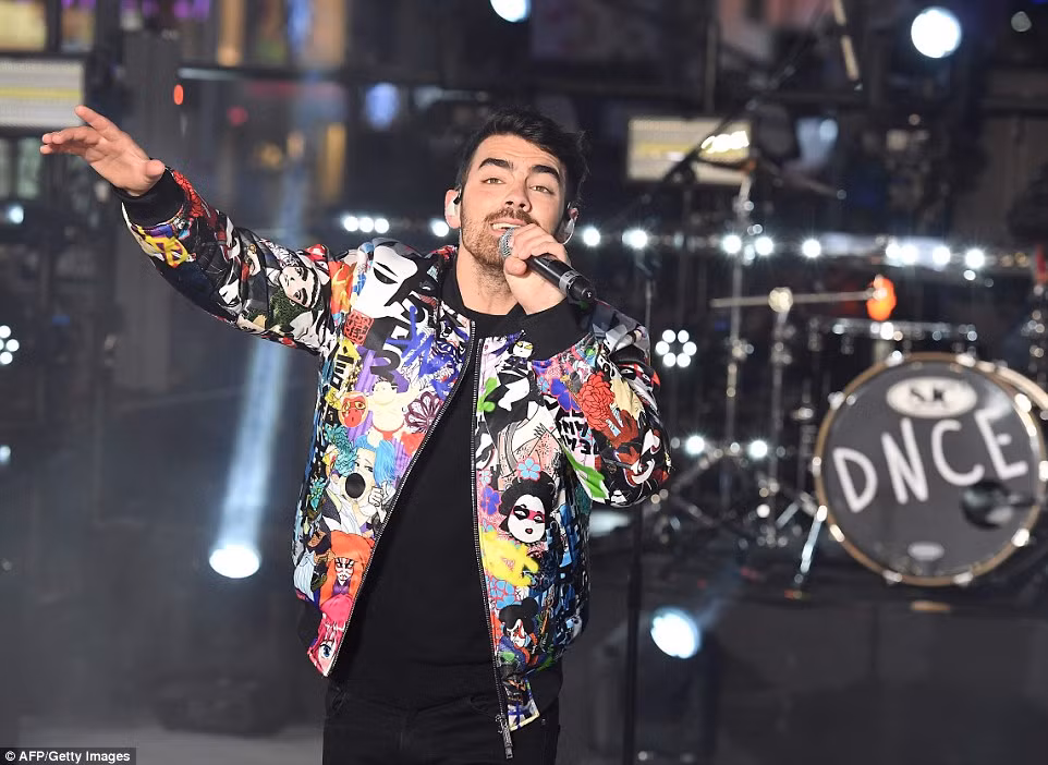 ...ca sĩ Joe Jonas,