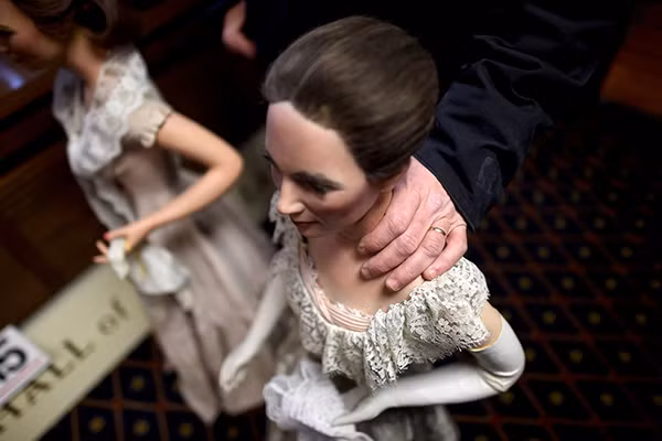 Trong ảnh, John Buchhesiter, 46 tuổi, cầm bức tượng sáp cựu Đệ nhất phu nhân Mỹ Abigail Fillmore và Julia Grant chuẩn bị rời khỏi buổi đấu giá hôm 14/1.