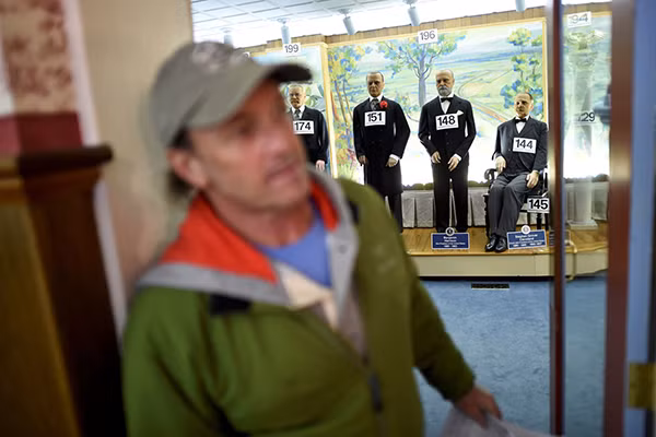 Viện bảo tàng Hall of Presidents &amp; First Ladies ở Gettysburg, bang Pennsylvania, đã đóng cửa hồi tháng 11/2016 sau 60 năm hoạt động. Ngày 14/1/2017 vừa qua, viện bảo tàng này đã tổ chức phiên bán đấu giá các bức tượng sáp Tổng thống Mỹ và Đệ nhất phu nhân.