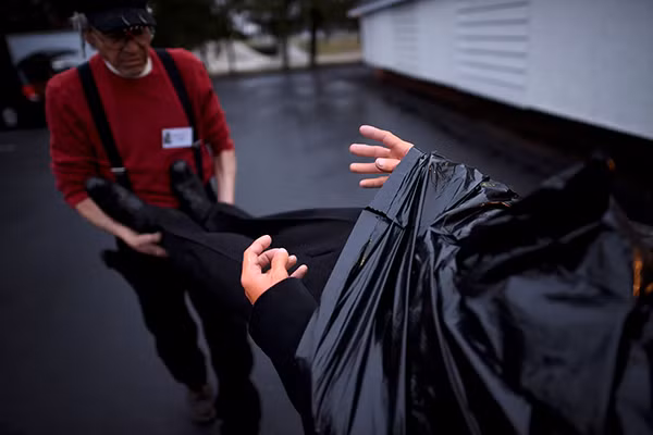 Tượng sáp Tổng thống Lyndon Johnson được bọc lại trong túi nhựa để vận chuyển đến nơi khác sau phiên đấu giá.