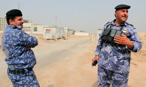 Cảnh sát Iraq canh gác ở tỉnh Basra hồi năm 2015. Ảnh: STR.