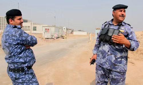 Cảnh sát Iraq canh gác ở tỉnh Basra hồi năm 2015. Ảnh: STR.