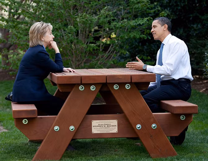 Tổng thống Barack Obama và Ngoại trưởng Mỹ Hillary Clinton ngồi trao đổi tại khu vườn South Lawn của Nhà Trắng ngày 9/4/2009.