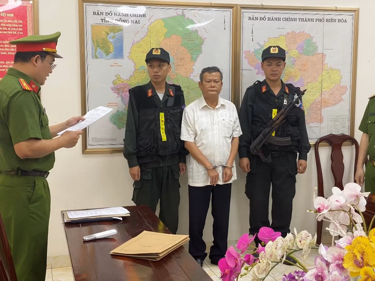 Vu gan 500 biet thu xay trai phep: Bat giam 2 lanh dao cap phong