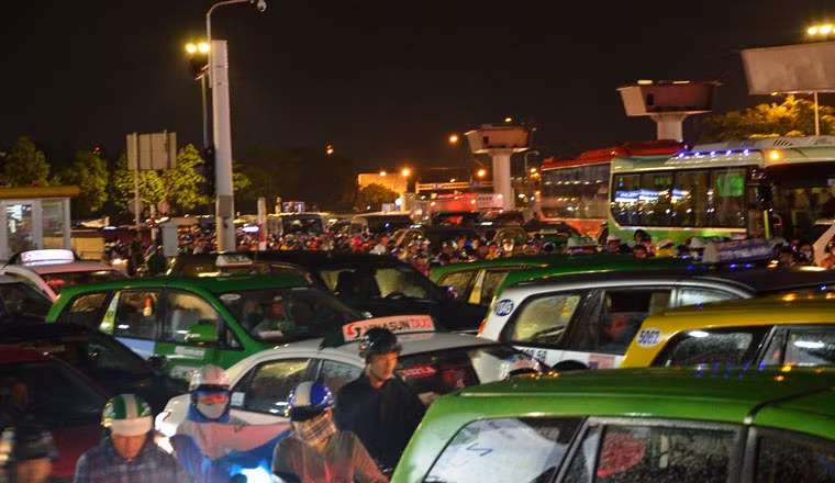 Ngoài ra các tuyến đường khác quanh sân bay như: Bạch Đằng, Hồng Hà… cũng xảy ra kẹt xe trầm trọng.