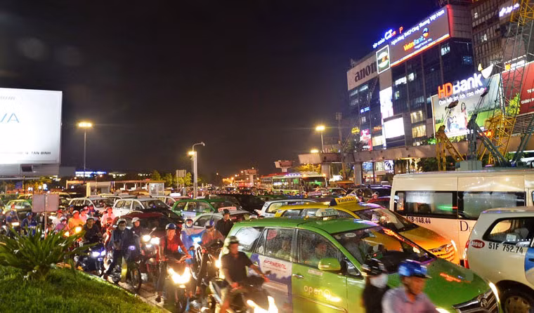 Lực lượng An ninh sân bay và CSGT được huy động xuống các tuyến đường để điều tiết, phân luồng giao thông.