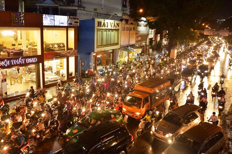 Phương tiện chen kín trên các nẻo đường xung quanh cảng hãng không quốc tế Tân Sơn Nhất.