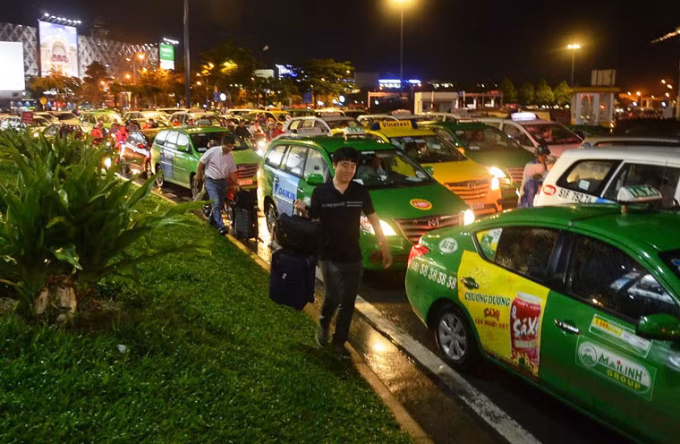 Do tình trạng kẹt xe nghiêm trọng nên nhiều hành khách phải xuống xe, kéo bộ hành lý len lỏi giữa dòng xe máy để vào làm thủ tục cho kịp giờ.