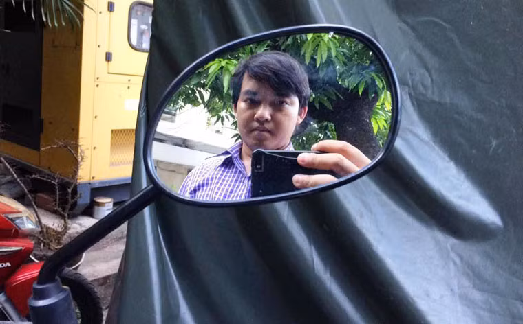 Được biết, trước những kế hoạch chi tiết và đầy thuyết phục của Khoa, nhiều thương hiệu kinh doanh đã tài trợ cho chuyến đi kỷ lục này. Đổi lại, công việc của Khoa chỉ là chụp hình, quay phim suốt chuyến đi và đăng lên Facebook, nếu có thể kèm vào sản phẩm của nhà tài trợ.