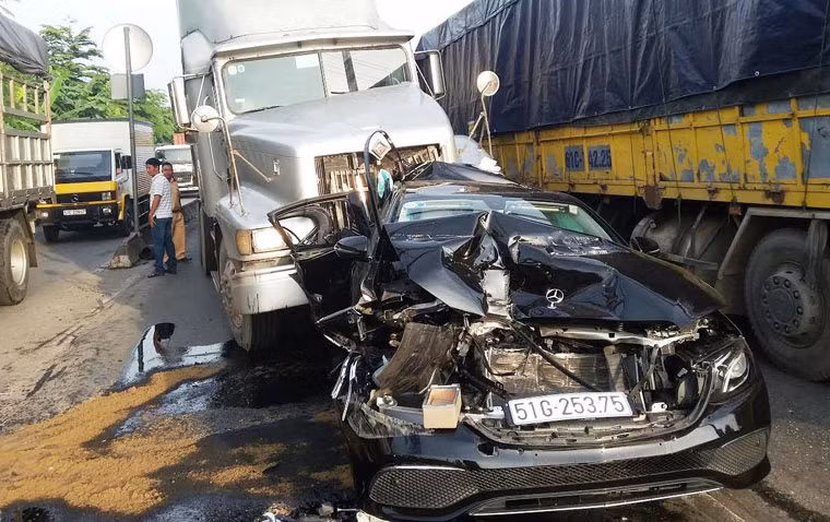 Mercedes tien ty bep dum vi bi 2 container kep chat-Hinh-3