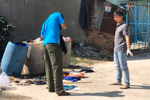 Nơi phát hiện nhiều phần thi thể của anh Trần Văn Tú trong thùng rác trước khu nhà trọ của vợ chồng nạn nhân.