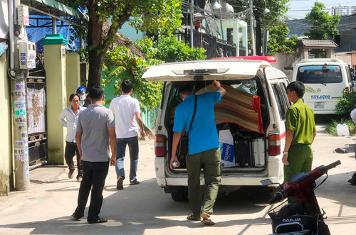 Công an đưa nhiều vật chứng liên quan đến vụ án khỏi hiện trường.