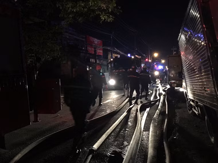 Cảnh sát phải chia nhiều mũi tiếp cận các hướng dập tắt lửa. Các nhà dân lân cận phải di tản hoàn toàn để đảm bảo an toàn.