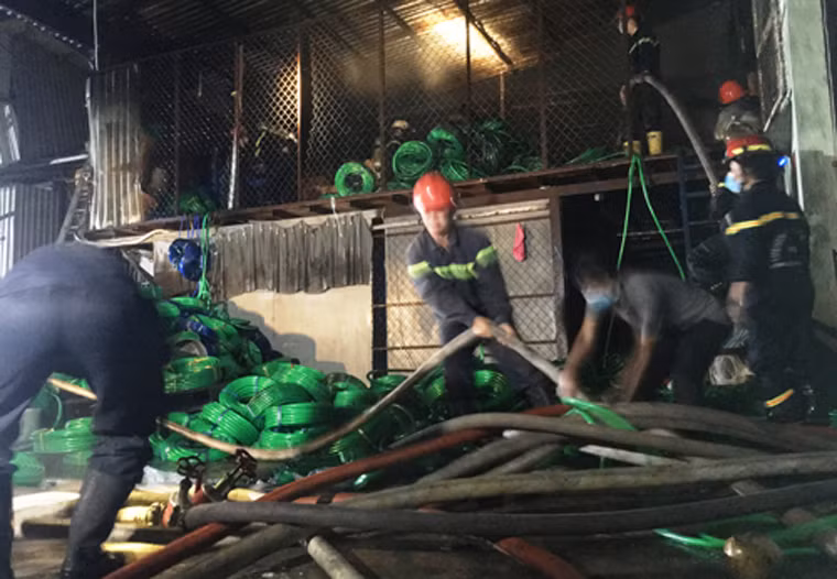 Tuy nhiên, do hiện trường vào khu vực điểm cháy là nhiều con hẻm nên việc tiếp cận gặp không ít khó khăn.