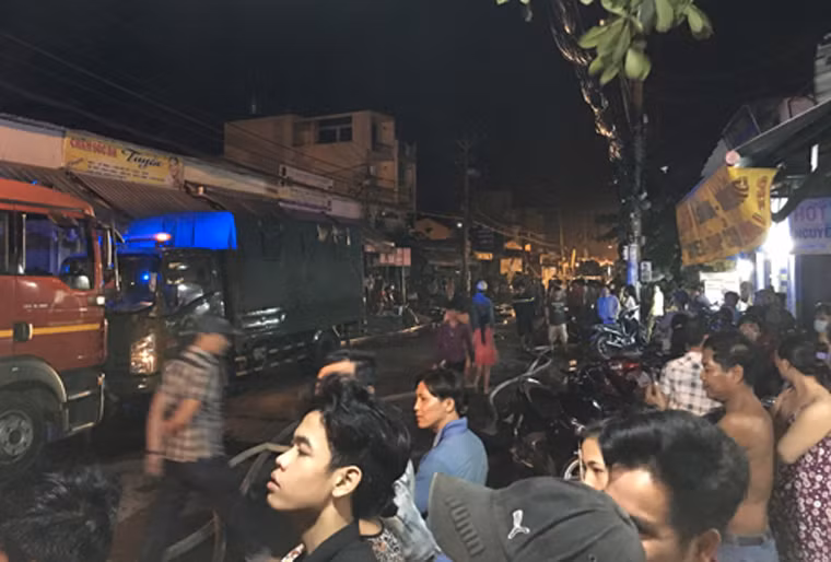 Cả KDC một phen hỗn loạn, hàng trăm người dân phải thoát ra đường Phan Anh vì ảnh hưởng của vụ cháy.