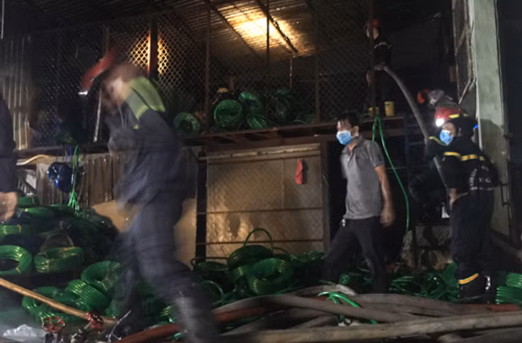 Tuyến đường Phan Anh qua hiện trường vụ cháy được phong tỏa hoàn toàn. Điện khu vực bị cắt để đảm bảo an toàn. Theo một người dân, nhà xưởng nói trên được thuê lại từ một chủ. Vào chiều cùng ngày một số công nhân có làm hàn xì và đây có thể là nguyên nhân gây ra hỏa hoạn.