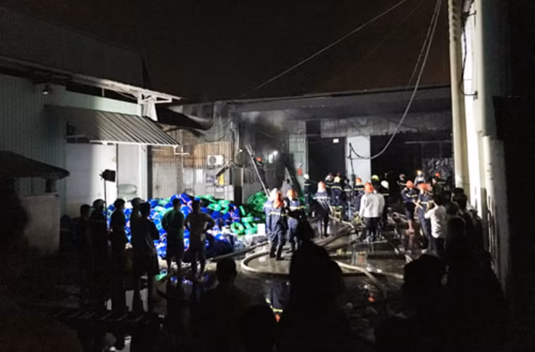 Đến sáng nay (18/12), các đơn vị nghiệp vụ Cảnh sát PCCC và Công an quận Tân Phú, TP.HCM vẫn đang phong tỏa hiện trường vụ cháy kinh hoàng xảy ra giữa khu dân cư (KDC) trên địa bàn phường Tân Thới Hòa, quận Tân Phú) để khám nghiệm, điều tra làm rõ nguyên nhân vụ cháy.