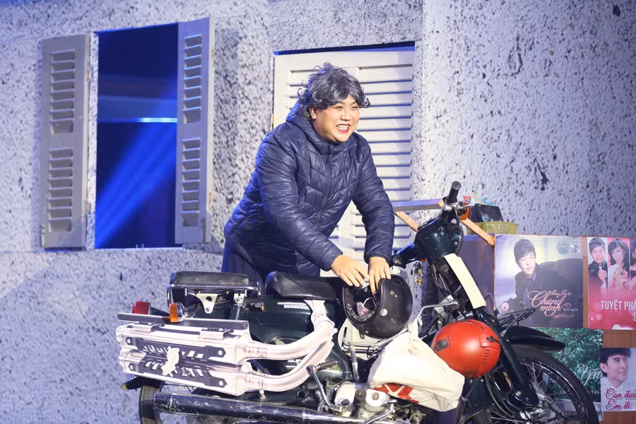 Diễn viên con nhà nòi Gia Bảo với 15 năm kinh nghiệm diễn xuất đã mang đến một tiểu phẩm chỉn chu, tròn trịa và đầu tư dàn dựng sống động.