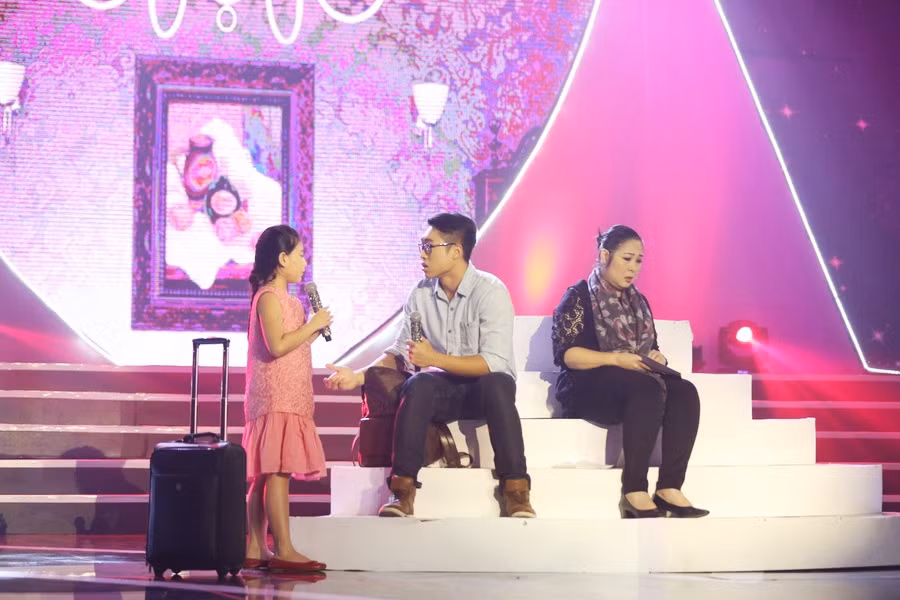 Khi trở về và biết đôi mắt mẹ đã không còn, người con vô cùng đau khổ. Trê Phi đã khóc và chia sẻ đây là lần đầu tiên cậu rơi lệ. Bé Bí Ngô cũng đã khóc rất nhiều vì sợ mẹ bị mù thật nên cứ giơ bàn tay lên để bắt mẹ đếm xem bao nhiêu ngón. Trước tình cảm của 2 con dành cho mình, nghệ sĩ Hồng Vân vô cùng xúc động.