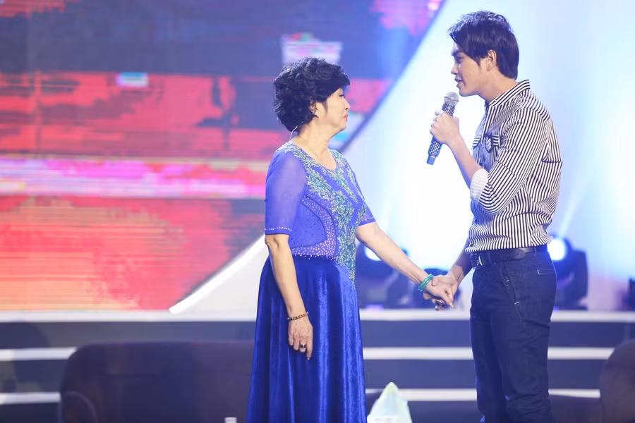 Tống Hạo Nhiên cũng hát ca khúc "Con vẫn chưa lớn" dạt dào cảm xúc.