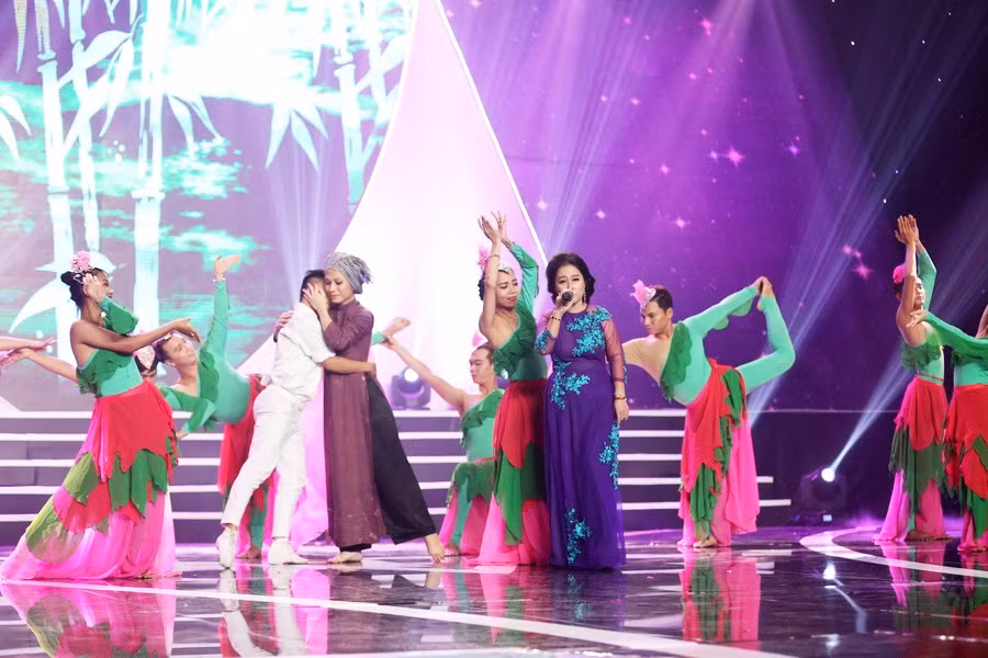 Mẹ Tuấn Dũng thể hiện ca khúc "Mẹ yêu con" khá tình cảm, dù còn run vì chưa quen với ánh đèn sân khấu nhưng mẹ Hồng Ngọc đã thể hiện tròn trịa phần trình diễn của mình.