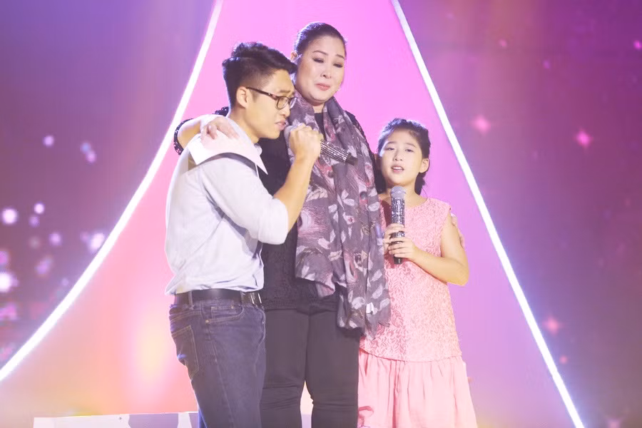 Nhiều khán giả đã không ngăn được nước mắt với cảnh cuối của tiểu phẩm, khi người con trai (Trê Phi) và cô con gái út (Bí Ngô) ôm lấy mẹ và hai anh em cùng thể hiện ca khúc “Mẹ ơi, đừng khóc” của nhạc sĩ Tăng Nhật Tuệ.