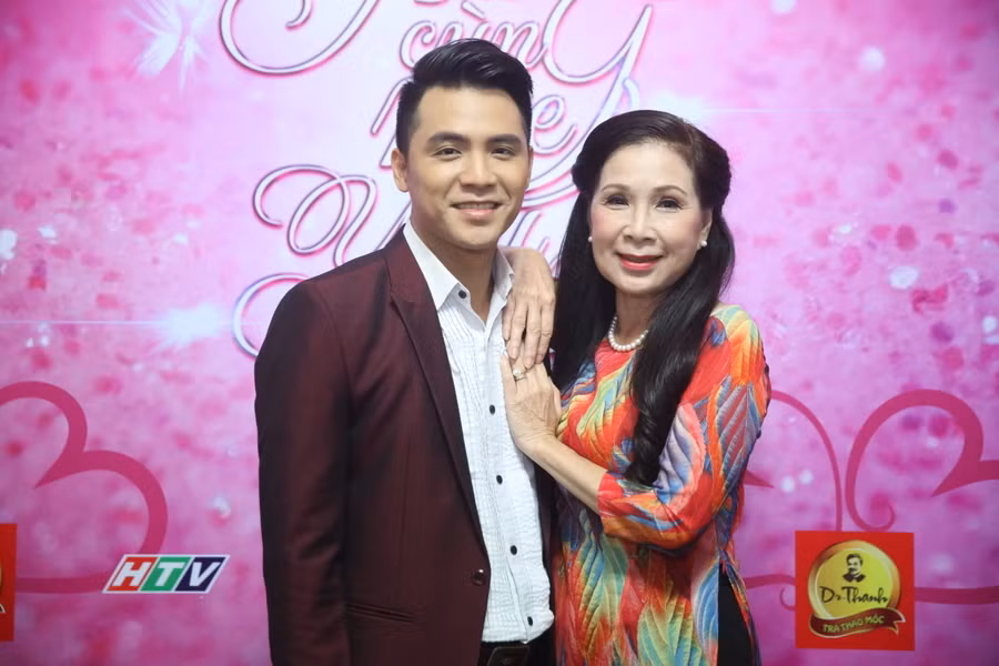 Ngoài Hồng Vân và con trai Trê Phi, Hát cùng mẹ yêu còn có 5 cặp mẹ con cũng là nghệ sĩ lớn của Việt Nam. Mẹ Kim Xuân đi thi cùng con trai là ca sĩ Huy Luân.