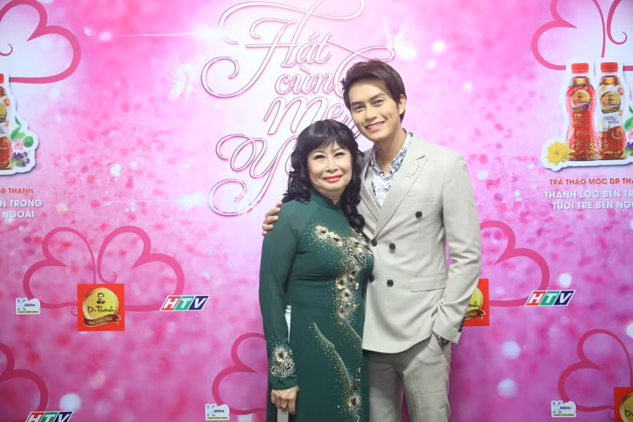 Mẹ Kim Phương (diễn viên) và con trai - ca sĩ Tống Hạo Nhiên.