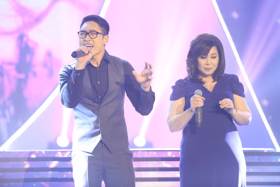 Từ nhỏ, Trê Phi và chị gái Xí Ngầu đã sang Mỹ du học và ít có thời gian sống cùng gia đình. Vì vậy, NSND Hồng Vân chia sẻ, dù không tự tin vào giọng hát của mình nhưng chị vẫn muốn tham gia để có thời gian bầu bạn với con trai mình hơn qua gameshow âm nhạc Hát cùng mẹ yêu.