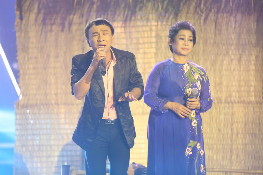 Diễn viên hài Dũng Nhí và mẹ là Phương Dung – cựu nghệ sĩ cải lương và bà bầu của đoàn gánh hát “Du sĩ ca” một thời. Tập 1 của Hát cùng mẹ yêu chủ đề “Tình yêu gắn kết”, phát sóng vào lúc 20h30 thứ Ba ngày 3/1/2017 trên kênh HTV7.