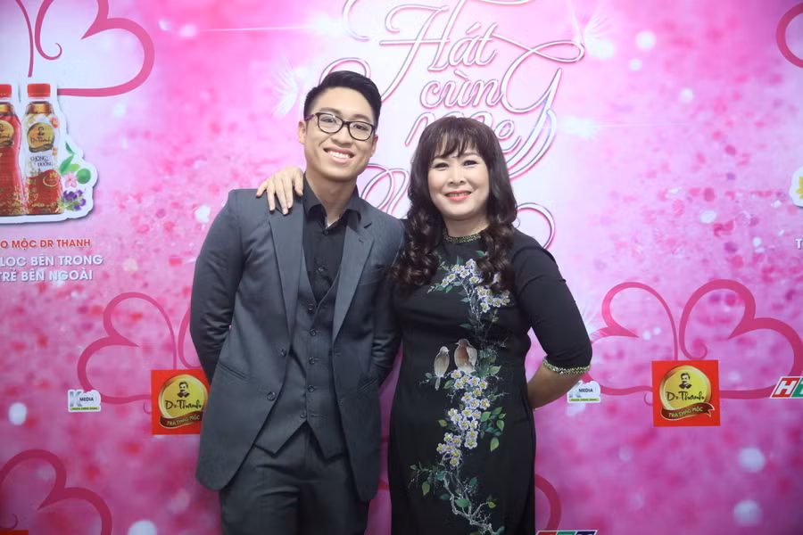 Tham gia chương trình Hát cùng mẹ yêu với vai trò là “người chơi”, nghệ sĩ Hồng Vân chia sẻ có những lúc bỡ ngỡ và run rẩy bởi đây là lần đầu tiên cô đứng hát trên sân khấu. Dù vậy, điều này không lớn bằng niềm hạnh phúc khi cô được hát cùng với con trai Trê Phi của mình cũng như chứng kiến sự trưởng thành, tinh thần trẻ trung, sôi động của con trai trên sân khấu sau một thời gian cậu đi du học.