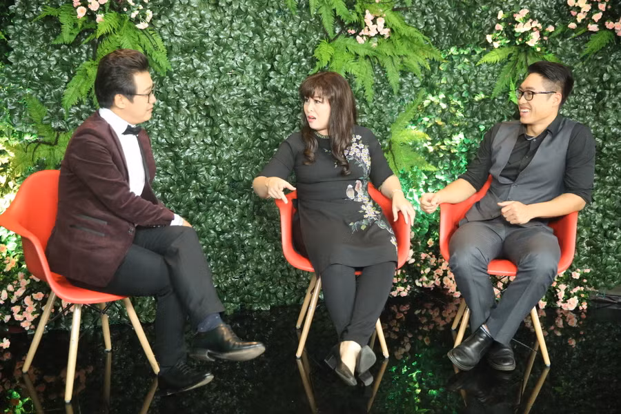 Bà bầu sân khấu Hồng Vân chia sẻ thêm, cô tham gia Hát cùng mẹ yêu với Trê Phi là để khán giả biết ngoài 2 cô con gái Xí ngầu và Bí ngô, cô còn có một người con trai đó là Trê Phi, đang học ngành đạo diễn tại Mỹ. Cô cũng chưa từng biết là con trai mình có giọng hát hay cho đến khi vô tình xem được một video clip của con trên mạng. Điều đó càng khiến cô tự tin hơn khi tham gia chương trình để hát cùng với con.