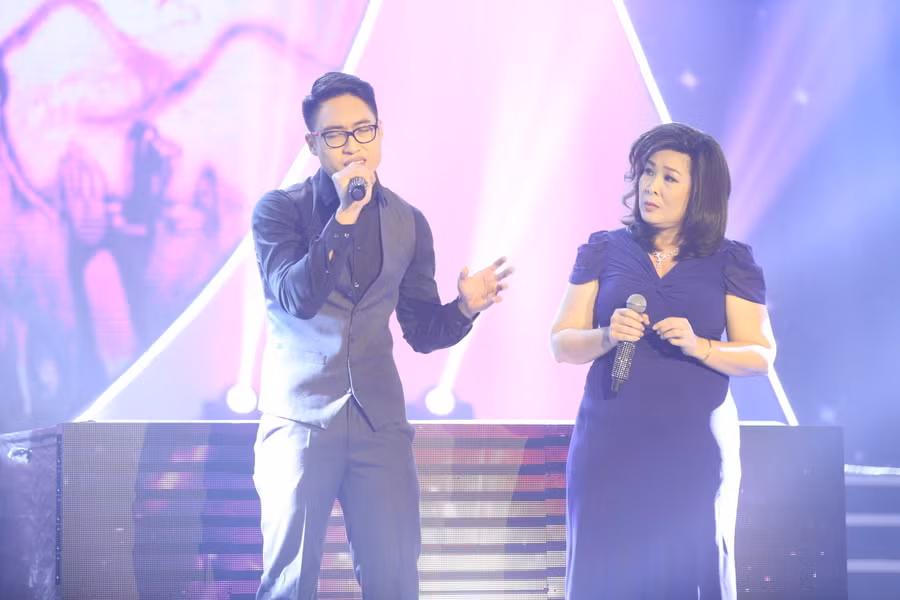 Con trai Trê Phi (tên thật: Khôi Nguyên) của NSND Hồng Vân được cộng đồng mạng biết đến nhiều qua những bản cover bởi giọng hát ngọt ngào, vẻ điển trai, lãng tử của mình.