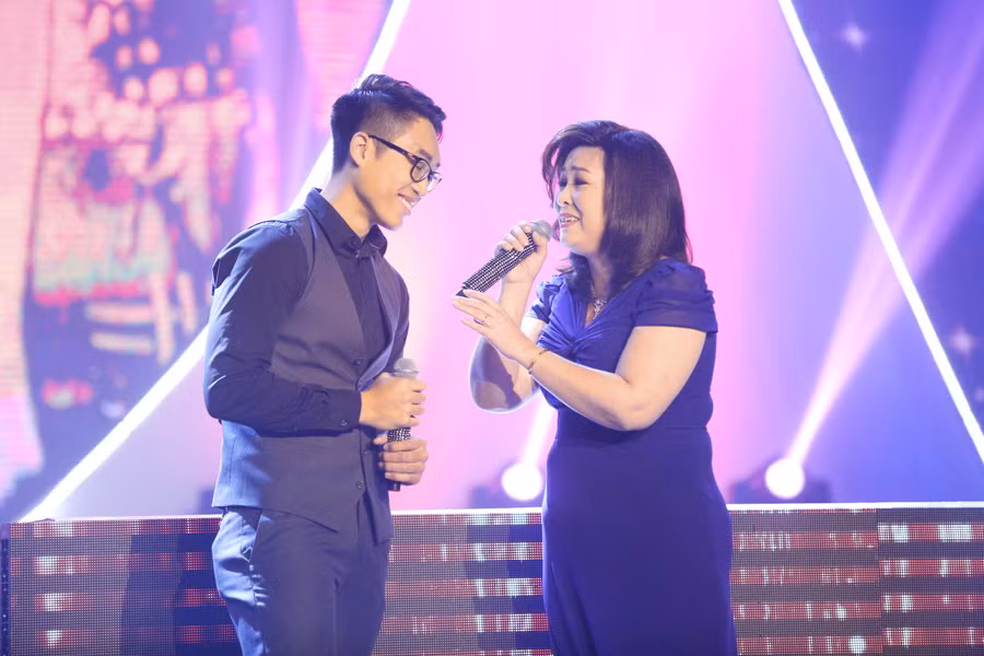 NSND Hồng Vân đã có một ngày hạnh phúc vào tối 3/1 - kỷ niệm 14 năm ngày cưới với nghệ sĩ Lê Tuấn Anh và ngày phát sóng tiết mục song ca giữa chị và con trai Trê Phi. Nói về tiết mục của 2 mẹ con, nữ nghệ sĩ chia sẻ khi nhìn con trai đặt tay lên ngực trên sân khấu, chị xúc động vô cùng.