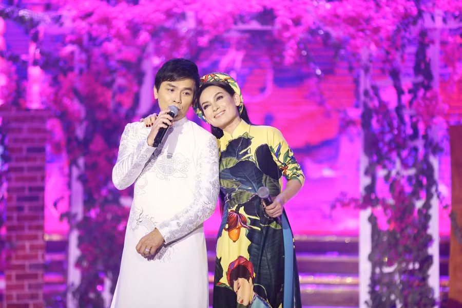 Nữ ca sĩ còn cầm tay bạn diễn và có nhiều cử chỉ tình cảm trong suốt phần thể hiện trên sân khấu.