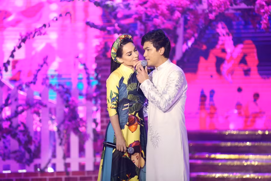 Đáp lại lời nan nỉ của Mạnh Quỳnh, Phi Nhung và Mạnh Quỳnh đã ngẫu hứng hát tặng khán giả ca khúc Sầu tím thiệp hồng (sáng tác Hoài Linh). Phi Nhung còn chủ động hôn Mạnh Quỳnh để làm hòa.