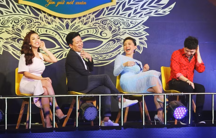 Dàn khách mời bình luận gồm: Thu Trang, Trường Giang, Tóc Tiên và Trịnh Thăng Bình với những màn tung hứng, chặt chém duyên dáng đã góp phần mang lại thành công cho tập đầu tiên của "Mặt nạ ngôi sao".