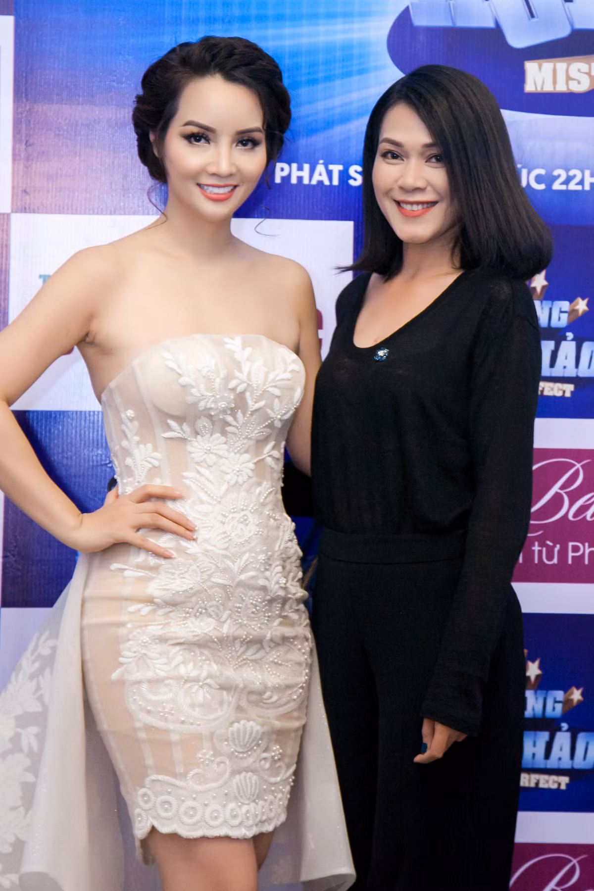 Tại đây, cô Trúc hội ngộ cùng Giang của "Những ngọn nến trong đêm 2015". Hai người đẹp khoe nhan sắc rạng rỡ trong với hai phong cách thời trang đối lập nhau.