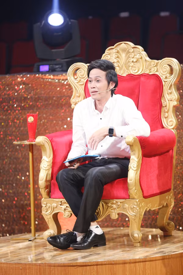 Xúc động trước tiểu phẩm của Puka ở Cười xuyên Việt (phiên bản nghệ sĩ) nói về đam mê nghệ thuật đến quên mình, danh hài Hoài Linh đã có giây phút chia sẻ đầy lắng đọng. Anh cho biết: "Tôi đi làm không bệnh, ở nhà mới bệnh" để diễn tả đam mê nghệ thuật đã ngấm vào máu của mình.