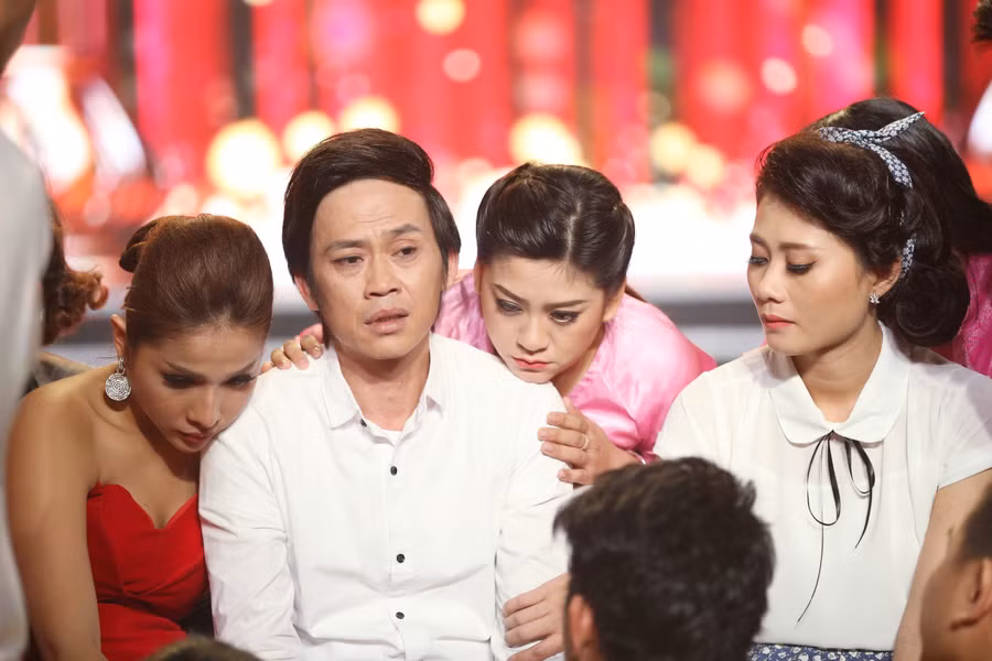 Đây là lần đầu tiên Hoài Linh tâm sự về nghề, về cuộc sống của mình trên sóng truyền hình. Gần đây, nam danh hài khiến người hâm mộ lo lắng khi phải hoãn liveshow của mình vì làm việc quá sức đến mức phải nhập viện.