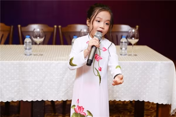 Dù còn nhỏ tuổi, chưa trải qua trường lớp đào tạo bài bản nhưng cô bé lại sở hữu năng khiếu và tài năng ấn tượng, có thể hát thuần thục và điêu luyện các làn điệu dân ca truyền thống như hát xẩm, chèo, xoan, ca trù, vọng cổ. Theo chia sẻ của gia đình, từ khi 3 tuổi, Tú Thanh đã có niềm yêu thích đặc biệt với những ca khúc dân tộc này. Bé tự xem, tự học và thẩm thấu được tinh thần của các ca khúc và biểu diễn.