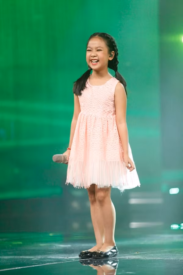 Cô bé 7 tuổi với gương mặt tròn, đôi mắt biết cười ở Vietnam Idol Kids mùa đầu đã đốn tim biết bao khán giả bởi sự đáng yêu, lí lắc của em mỗi khi lên sân khấu biểu diễn. 