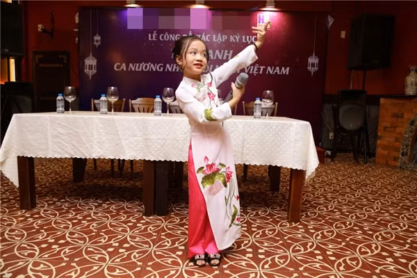 Điều đặc biệt, tài năng nhí hát nhạc dân tộc này lại sinh ra trong gia đình không có truyền thống nghệ thuật. Dù còn nhỏ tuổi nhưng Tú Thanh đã chia sẻ, em ước mơ trở thành một nghệ sĩ hát xẩm, hát xoan như bà Hà Thị Cầu.