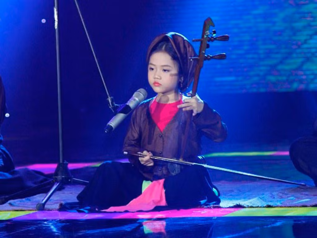 Tháng 9/2016, bé Tú Thanh vừa tròn 6 tuổi đã ghi tên mình vào danh sách kỷ lục Việt Nam dành cho “Nghệ sĩ hát nhạc dân tộc nhỏ tuổi nhất”. Danh hiệu này Tú Thanh dành được sau nhiều lần gây bất ngờ và khiến người xem phải nổi da gà khi xuất hiện ở Người hùng tí hon mùa 2.