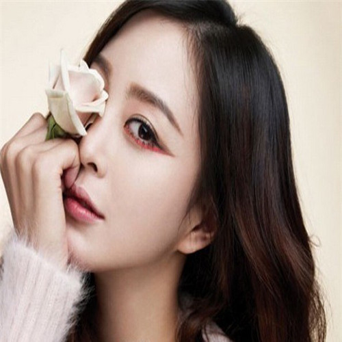 6. Tai rủ xuống vai: Những người có nét này được xem là có tướng phú quý. Nếu tai có màu hồng pha màu trắng là tướng người được hưởng an nhàn, không lo về vật chất tiền bạc. Nếu tai có màu hồng nhuận không pha màu sắc khác thì có tướng làm quan, công danh hiển hách, có địa vị xã hội. Đặc biệt, nếu tai to hướng vể miệng lại càng có quý tướng hơn. Những người này chắc chắn giàu sang một đời, tiền của vật chất vô cùng dồi dào. Ảnh: thammyxuanhuong.com.