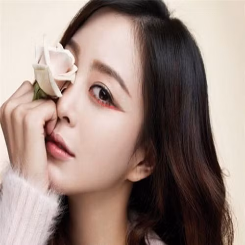 6. Tai rủ xuống vai: Những người có nét này được xem là có tướng phú quý. Nếu tai có màu hồng pha màu trắng là tướng người được hưởng an nhàn, không lo về vật chất tiền bạc. Nếu tai có màu hồng nhuận không pha màu sắc khác thì có tướng làm quan, công danh hiển hách, có địa vị xã hội. Đặc biệt, nếu tai to hướng vể miệng lại càng có quý tướng hơn. Những người này chắc chắn giàu sang một đời, tiền của vật chất vô cùng dồi dào. Ảnh: thammyxuanhuong.com.