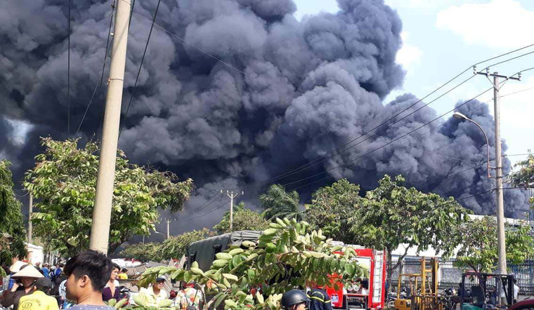 Nhiều bảo vệ cùng công nhân xông vào dập lửa, nhưng bên trong chứa nhiều vật dụng dễ cháy khiến công tác cứu hộ gặp nhiều khó khăn. Ngọn lửa lây lan nhanh, bao trùm khu xưởng trong vòng vài phút. 
