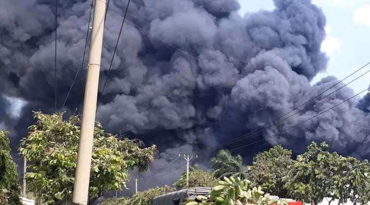 Khói đen bao trùm cả khu vực từ vụ hỏa hoạn khu công nghiệp Nhị Xuân.