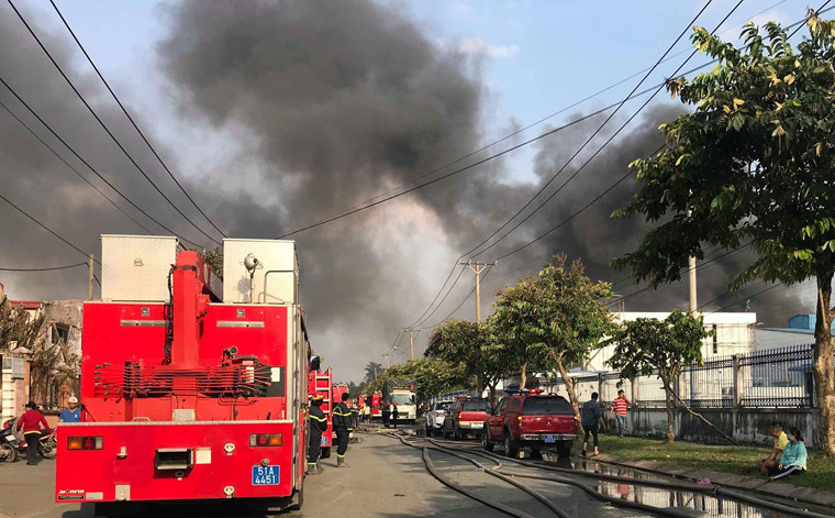 Đến gần 17h30 chiều nay (3/8), đám cháy vẫn chưa được dập tắt, chưa rõ thiệt hại về người và tài sản. 